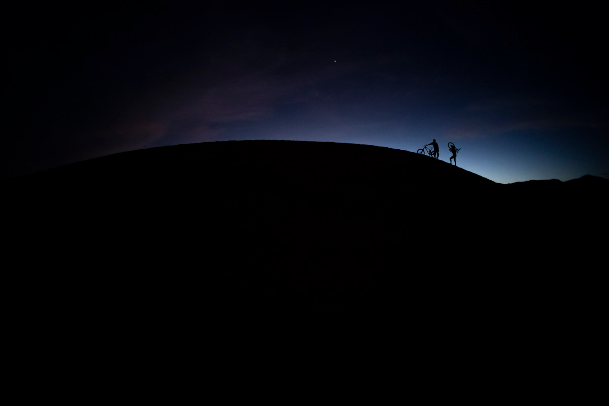 Dünen fahren in der Nacht Mountainbike Fully auf Sand
