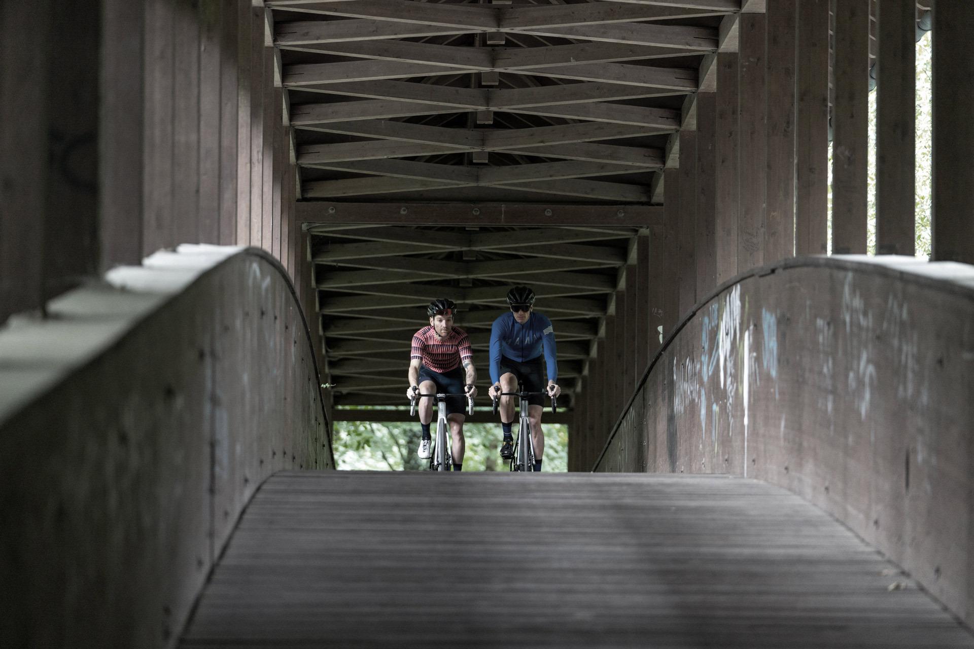 Auslaufen lassen Ganz entspannt und elegant ausrollen lassen: FOCUS Bikes IZALCO MAX Aero-Rennrad