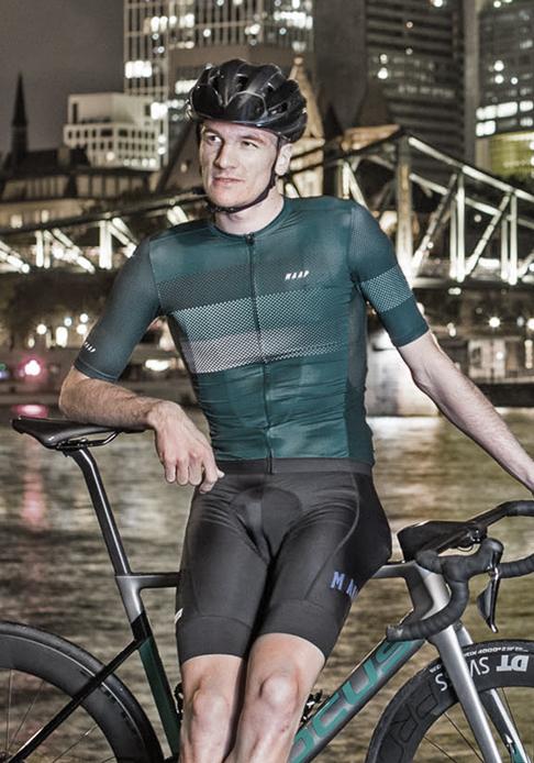 Vor der Frankfurter Skyline Passt perfekt: FOCUS Bikes IZALCO MAX Aero-Rennrad Style mit grünem MAAP Trikot.