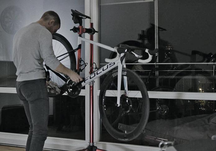 Pflege nur in der Wohnung Am FOCUS Bikes IZALCO MAX Rennrad wird nur in der Wohnung geschraubt.